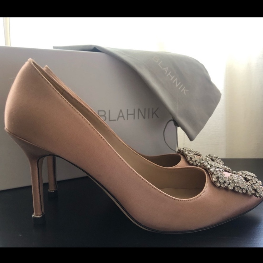 Authentic Manolo Blahnik Hangisi 70 Satin nude/ champagne size 38